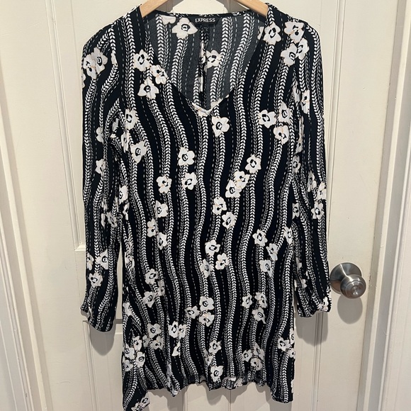 Express Black and White Floral Blouse - Picture 1 of 3
